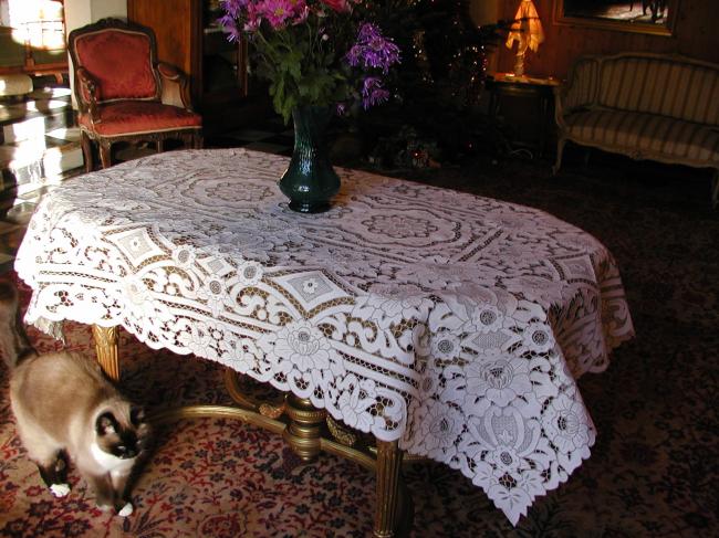 Exceptional Madeira tablecloth with luxuous embroidery