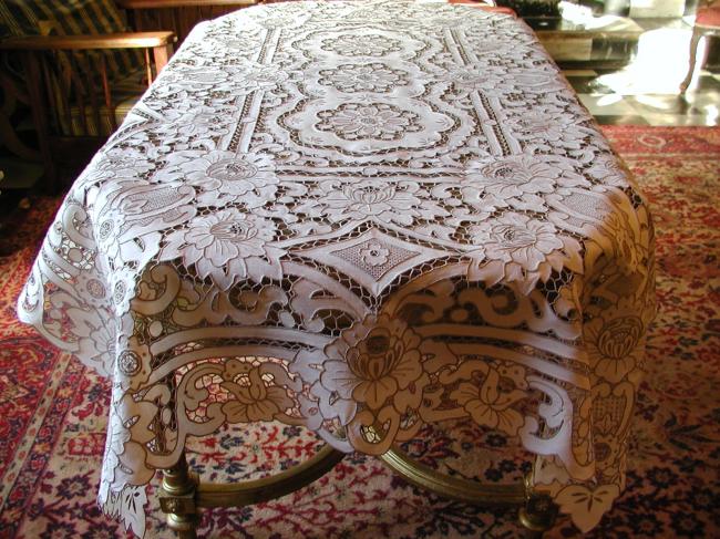 Exceptional Madeira tablecloth with luxuous embroidery