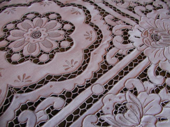 Exceptional Madeira tablecloth with luxuous embroidery