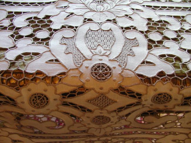 Exceptional Madeira tablecloth with luxuous embroidery