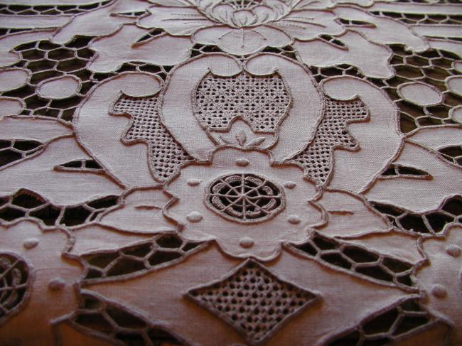 Exceptional Madeira tablecloth with luxuous embroidery