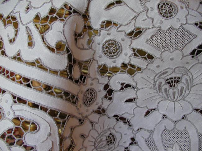 Exceptional Madeira tablecloth with luxuous embroidery