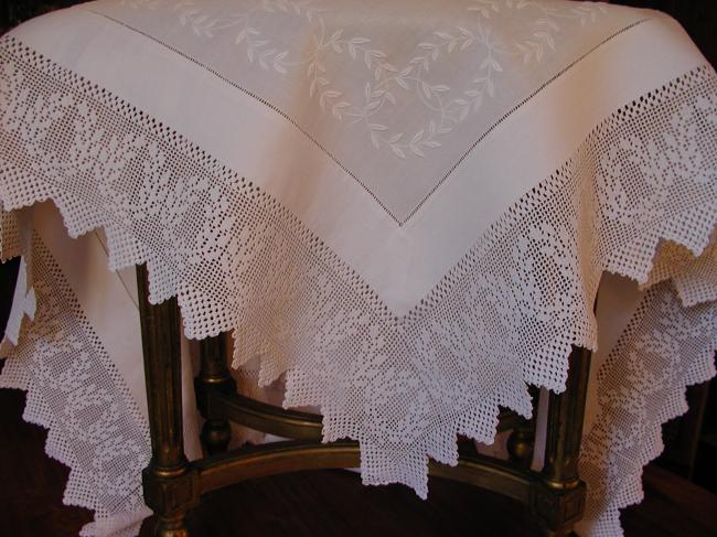 Such a lovely tablecloth with crown of laurel