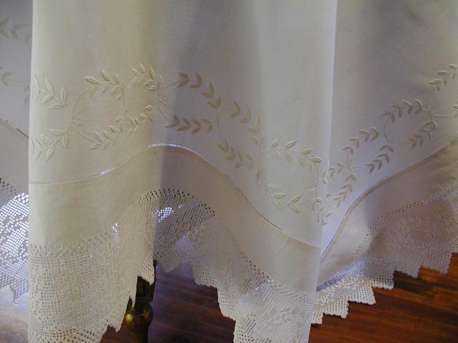 Such a lovely tablecloth with crown of laurel