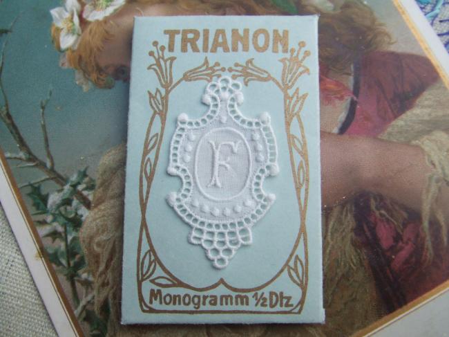 Merveilleux monogramme F dans un cartouche ajouré en fine batiste 1900-20