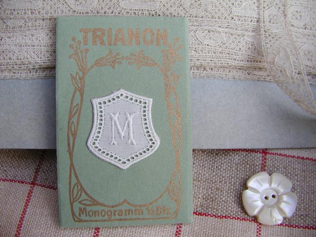 Adorable monogramme M dans un cartouche ajouré en fine batiste 1900-20