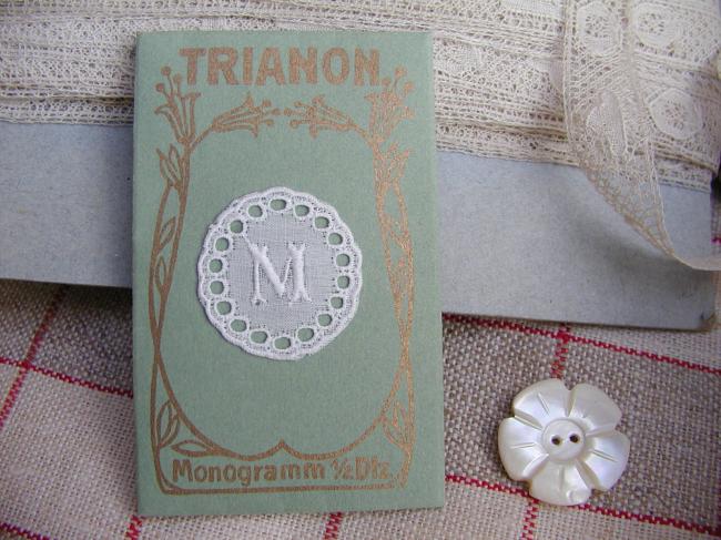 Gracieux monogramme M dans un cartouche ajouré en fine batiste 1900-20