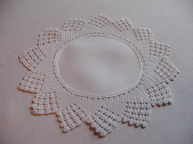 So sweet crochet lace doily with star shape 1920