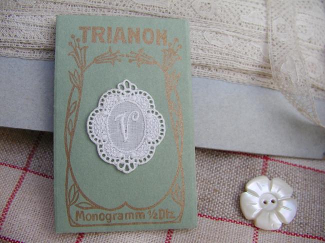 Adorable monogramme V dans un cartouche ajouré en fine batiste 1900-20