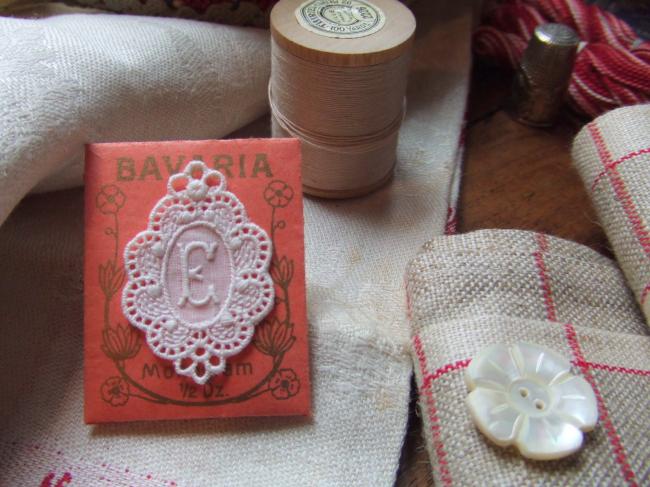 Adorable monogramme E dans un cartouche ajouré en fine batiste 1900-20