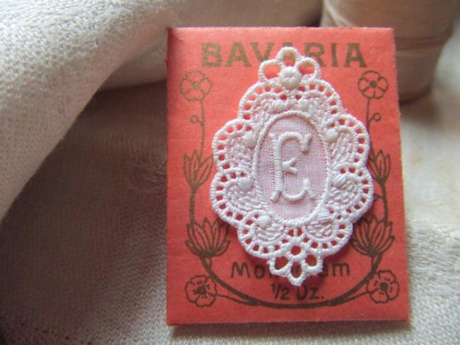 Adorable monogramme E dans un cartouche ajouré en fine batiste 1900-20