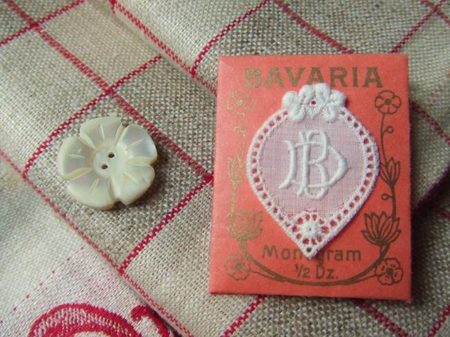 Adorable monogramme DBou BD dans un cartouche ajouré en fine batiste 1900-20