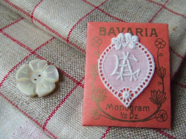 Adorable monogramme EA ou AE dans un cartouche ajouré en fine batiste 1900-20