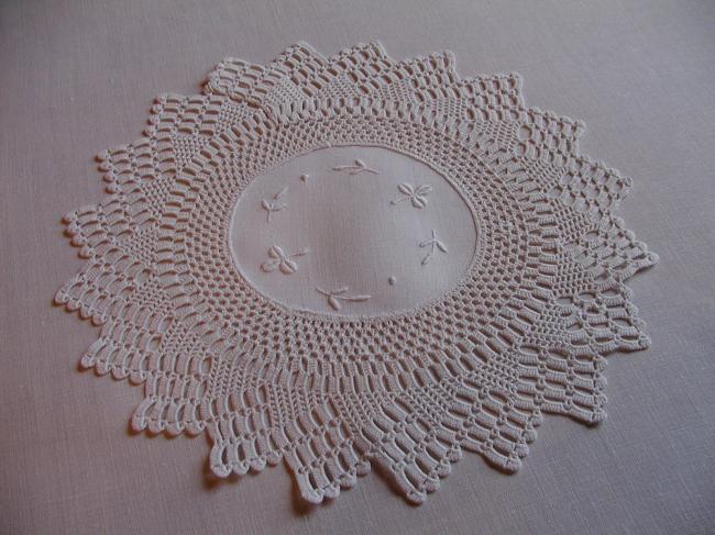 So charming doily with clover embroidery and crochet lace 1920