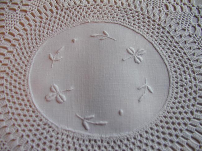 So charming doily with clover embroidery and crochet lace 1920