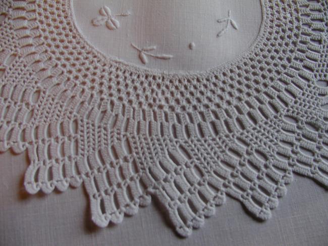 So charming doily with clover embroidery and crochet lace 1920