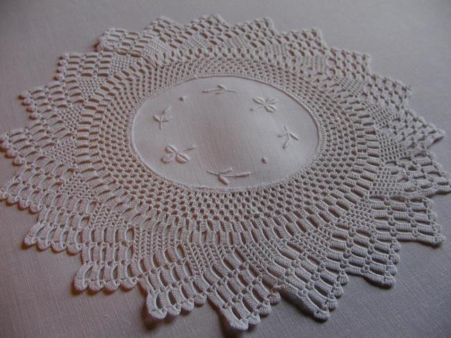 So charming doily with clover embroidery and crochet lace 1920