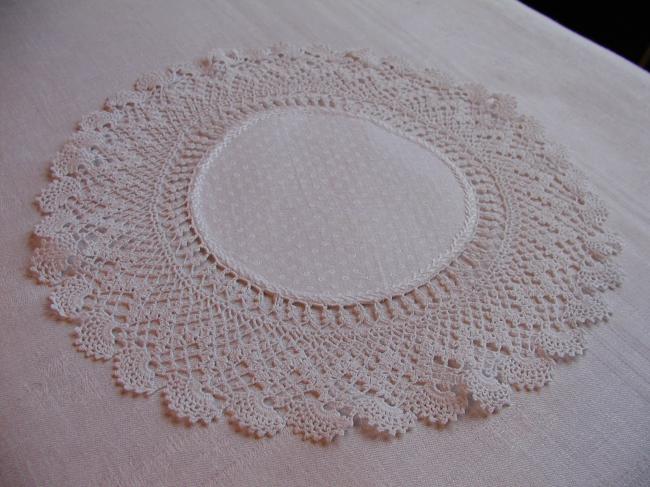 So charming victorian doily with Irish guipure lace