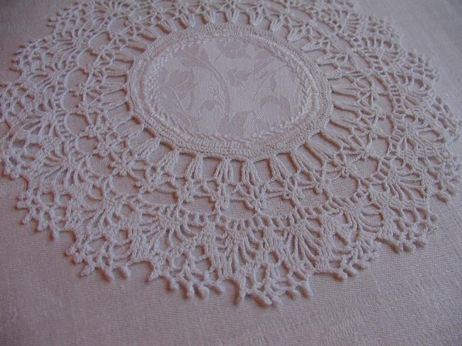 Gorgeous little round doily with guipure lace