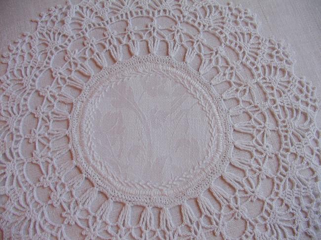 Gorgeous little round doily with guipure lace