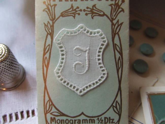 Joli monogramme J dans un cartouche ajouré de fine batiste 1900-20