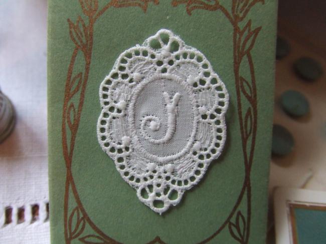 Merveilleux monogramme J dans un cartouche ajouré en fine batiste 1900-20