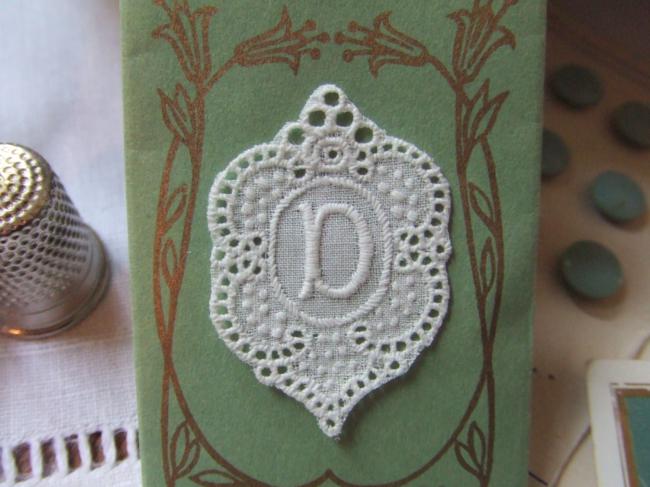 Gracieux monogramme D dans un cartouche ajouré de fine batiste 1900-20