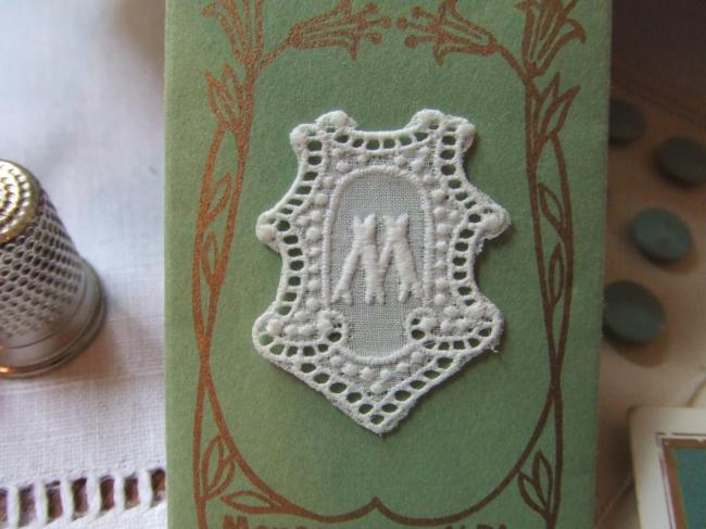 Superbe monogramme M dans un cartouche ajouré en fine batiste 1900-20