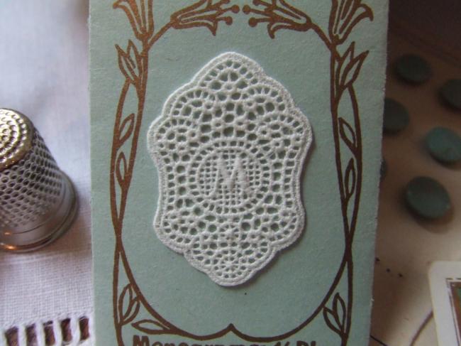 Merveilleux monogramme M dans un cartouche ajouré en fine batiste 1900-20