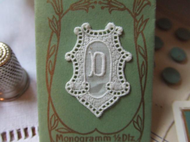 Magnifique monogramme D dans un cartouche ajouré de fine batiste 1900-20