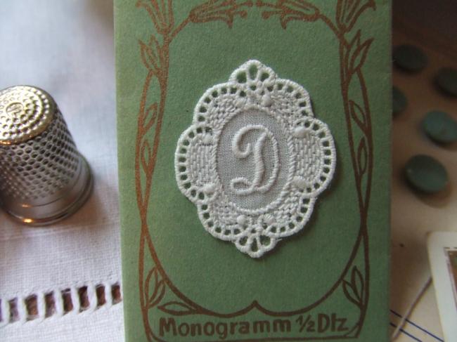 Gracieux monogramme D dans un cartouche ajouré en fine batiste 1900-20