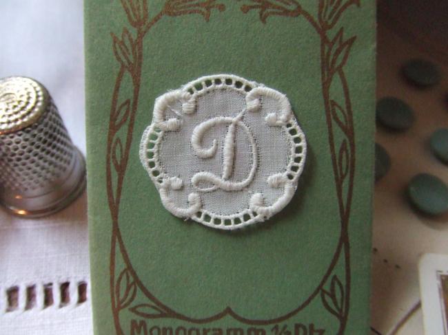 Adorable monogramme D dans un cartouche ajouré de fine batiste 1900-20