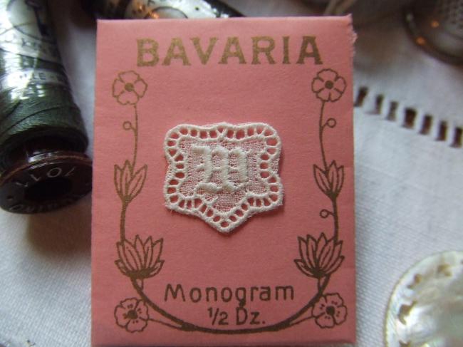 Mini monogramme M gothique dans un cartouche ajouré en fine batiste 1900-20