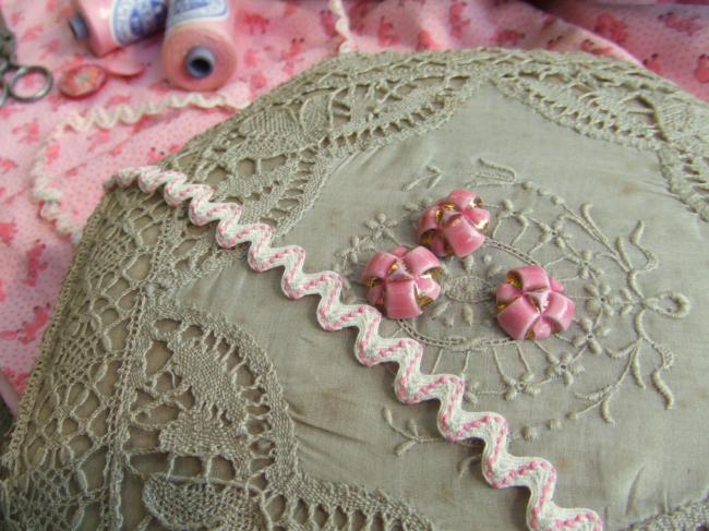 Joli galon croquet en coton blanc souligné d'une couture rose zig-zag(10mm)