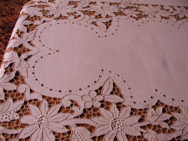 Somptuous banquet tablecloth with gorgeous Madeira embroidery