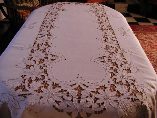 Somptuous banquet tablecloth with gorgeous Madeira embroidery