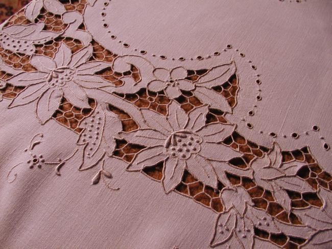 Somptuous banquet tablecloth with gorgeous Madeira embroidery