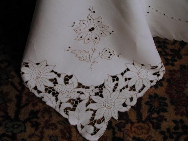 Somptuous banquet tablecloth with gorgeous Madeira embroidery