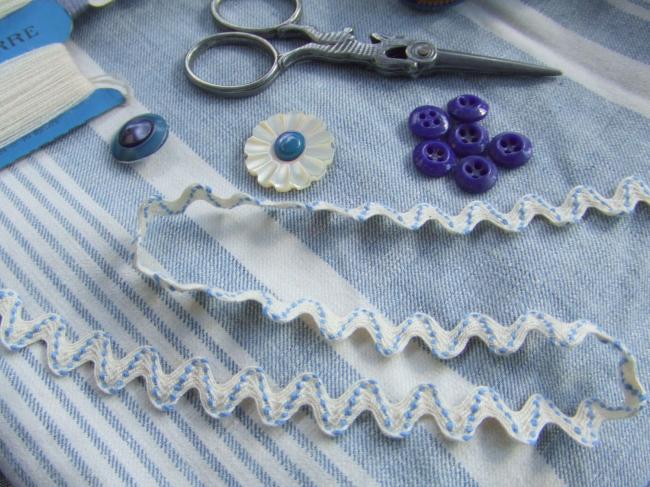 Joli galon croquet en coton blanc souligné d'une couture bleue zig-zag(10mm)