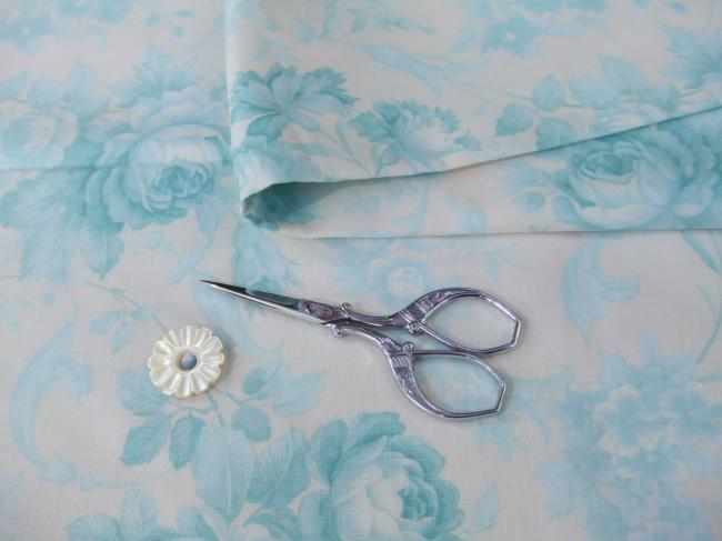 Coupon de coton à fond bleu nuancé, décor de pivoines et oeillets de poète