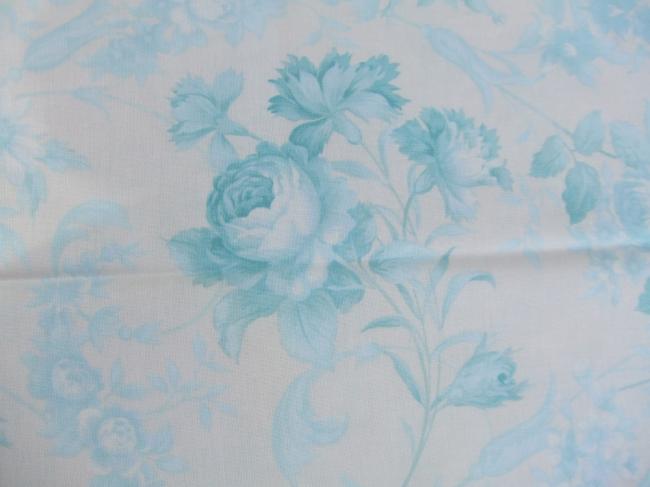 Coupon de coton à fond bleu nuancé, décor de pivoines et oeillets de poète