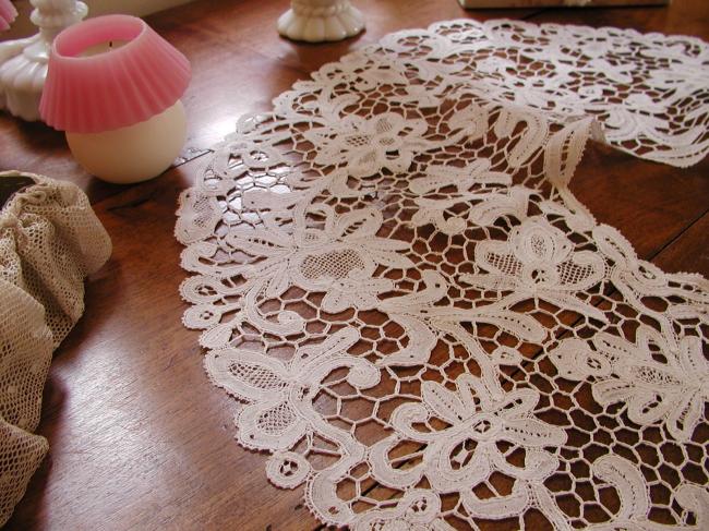 Gorgeous collar in very fine bobbin Bruges lace 19th century