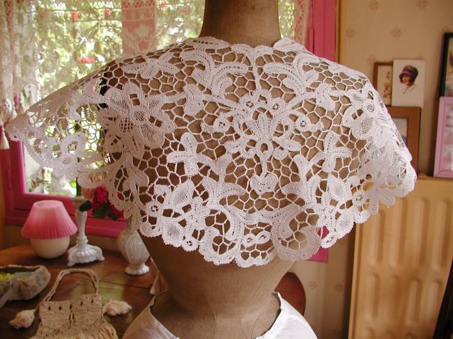 Gorgeous collar in very fine bobbin Bruges lace 19th century