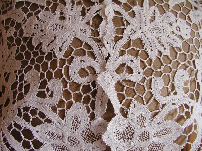 Gorgeous collar in very fine bobbin Bruges lace 19th century