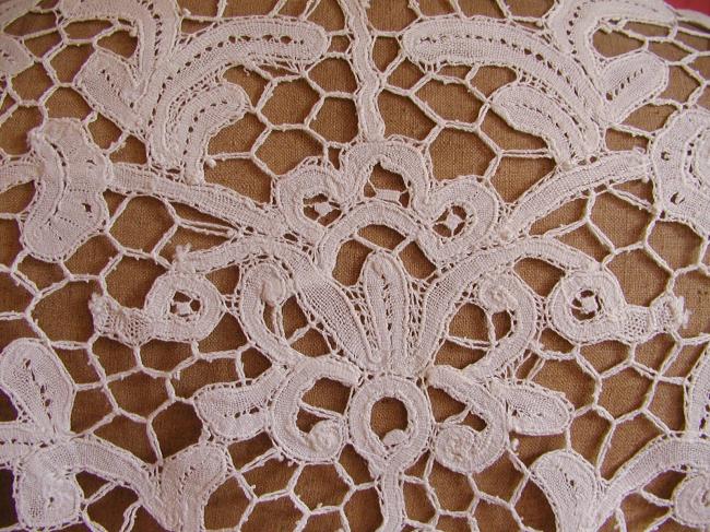 Gorgeous collar in very fine bobbin Bruges lace 19th century