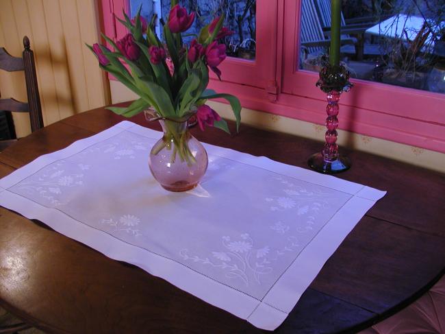 Magnifique chemin de table brodé de marguerites et papillon, monogramme L