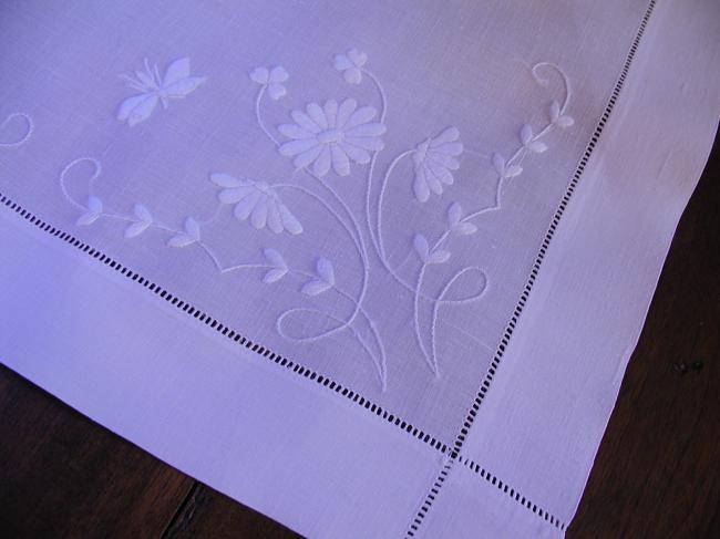 Magnifique chemin de table brodé de marguerites et papillon, monogramme L