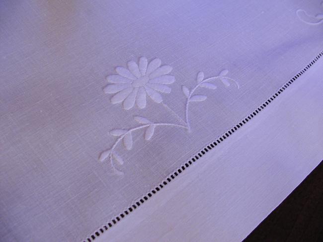 Magnifique chemin de table brodé de marguerites et papillon, monogramme L