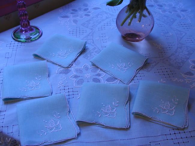 Wonderful tea cloth with lavish embroidery and its 6 napkins