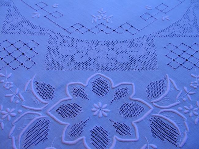 Wonderful tea cloth with lavish embroidery and its 6 napkins